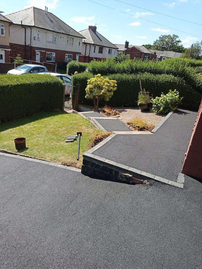 Tarmac driveway and front garden